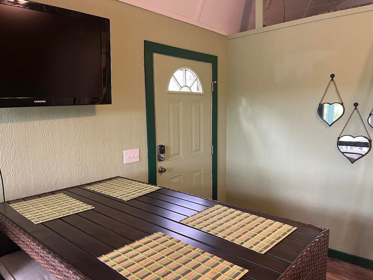 Dining area image 1