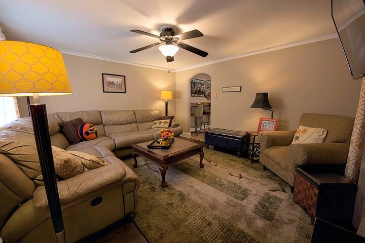 The Derby House | Minutes from Downtown